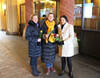 Direktorin Dr. Pirko Kristin Zinnow überreichte Besucherinnen des Schlossmuseums Schwerin zum Frauentag eine Rose, Foto: SSGK M-V