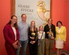 100.000ster Besucher in der Ausstellung "Glanzstücke im Dialog", v.l.n.r. Kulturministerin Bettina Martin, Familie Tidblom-Gren, Direktorin Dr. Pirko Kristin Zinnow, Foto: Ulrich Pfeuffer, SSGK M-V