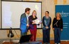 Foto: SSGK M-V, Puppenspielerin Frau Cornelia Unrauh und Frau Susanne Rühling (SSGK) nehmen den Preis der Preußischen Schlösser und Gärten entgegen
