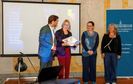 Foto: SSGK M-V, Puppenspielerin Frau Cornelia Unrauh und Frau Susanne Rühling (SSGK) nehmen den Preis der Preußischen Schlösser und Gärten entgegen